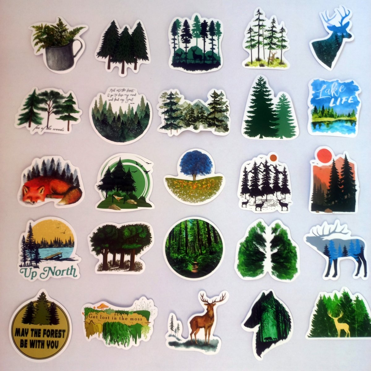 Stickere natură cu păduri, animale sălbatice și citate inspiraționale, ideale pentru jurnale și rucsacuri.