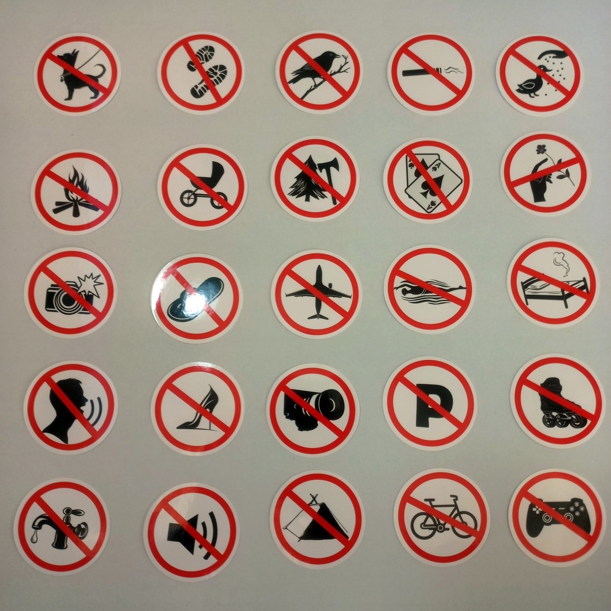 Set stickere interdicție rotunde cu pictograme universale – fumat, animale, telefoane și foc deschis