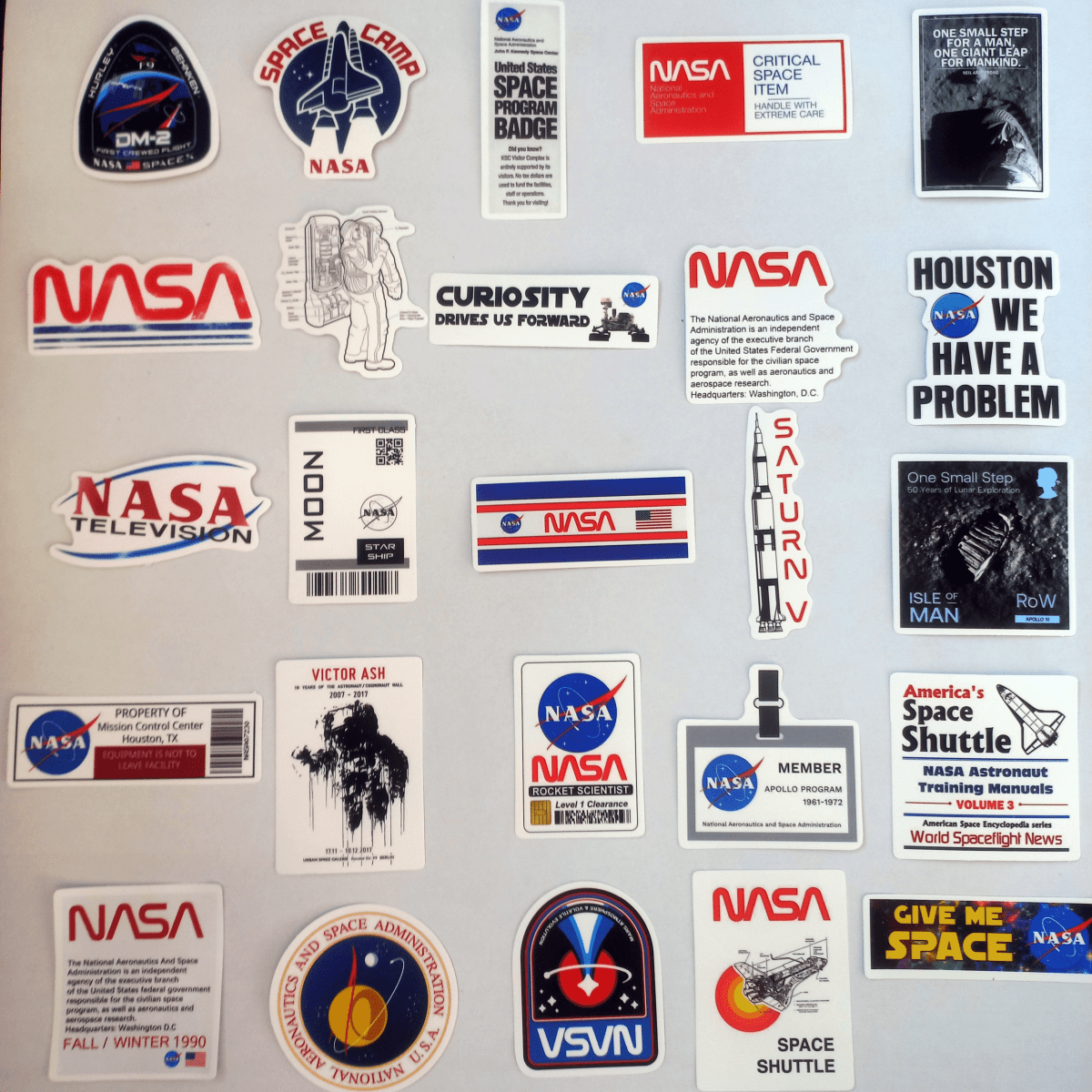 Pachet 50 Stickere NASA – Astronauți, Rachete, Marte, Lună și Logo - uri Spațiale - StickerJoy
