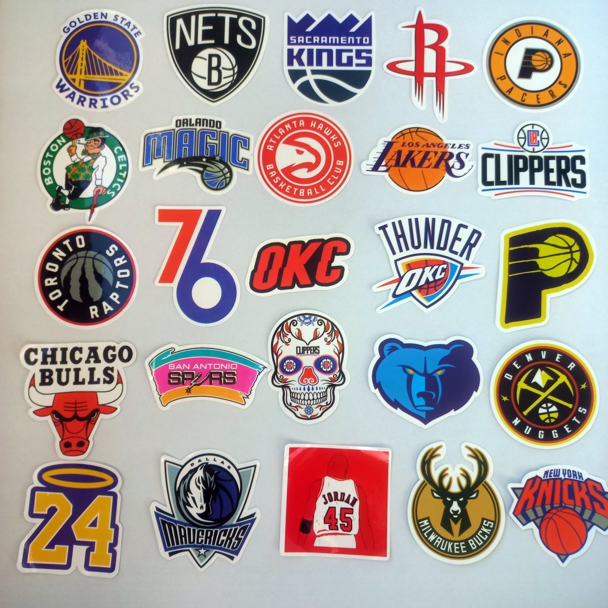 Set 50 Stickere NBA – Baschet, Logo - uri și Jucători Celebri - StickerJoy