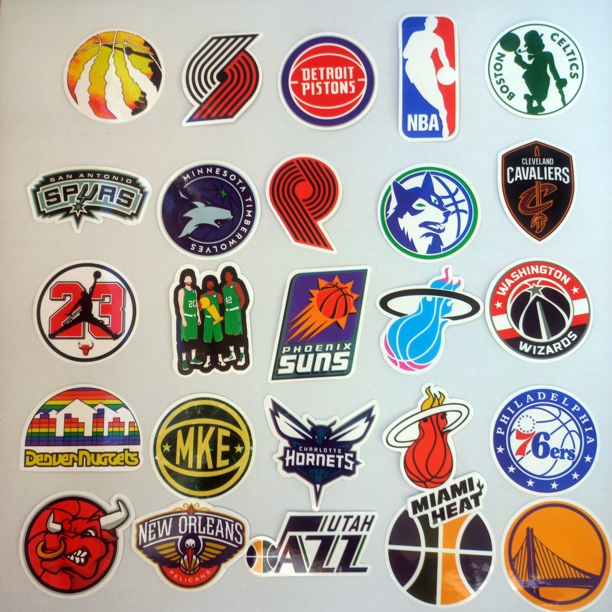 Set 50 Stickere NBA – Baschet, Logo - uri și Jucători Celebri - StickerJoy