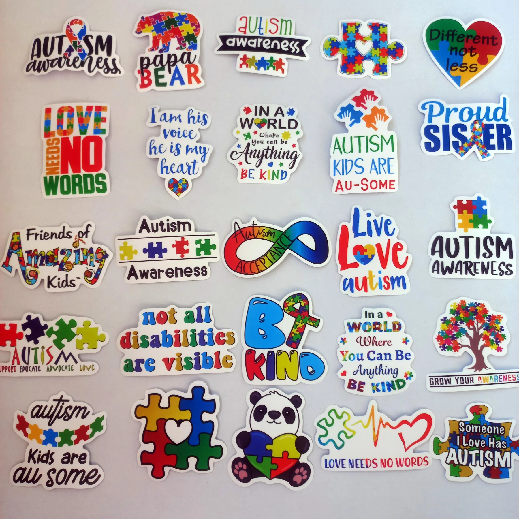 Pachet cu stickere Autism Awareness colorate, cu mesaje despre acceptare, incluziune și susținerea copiilor autiști