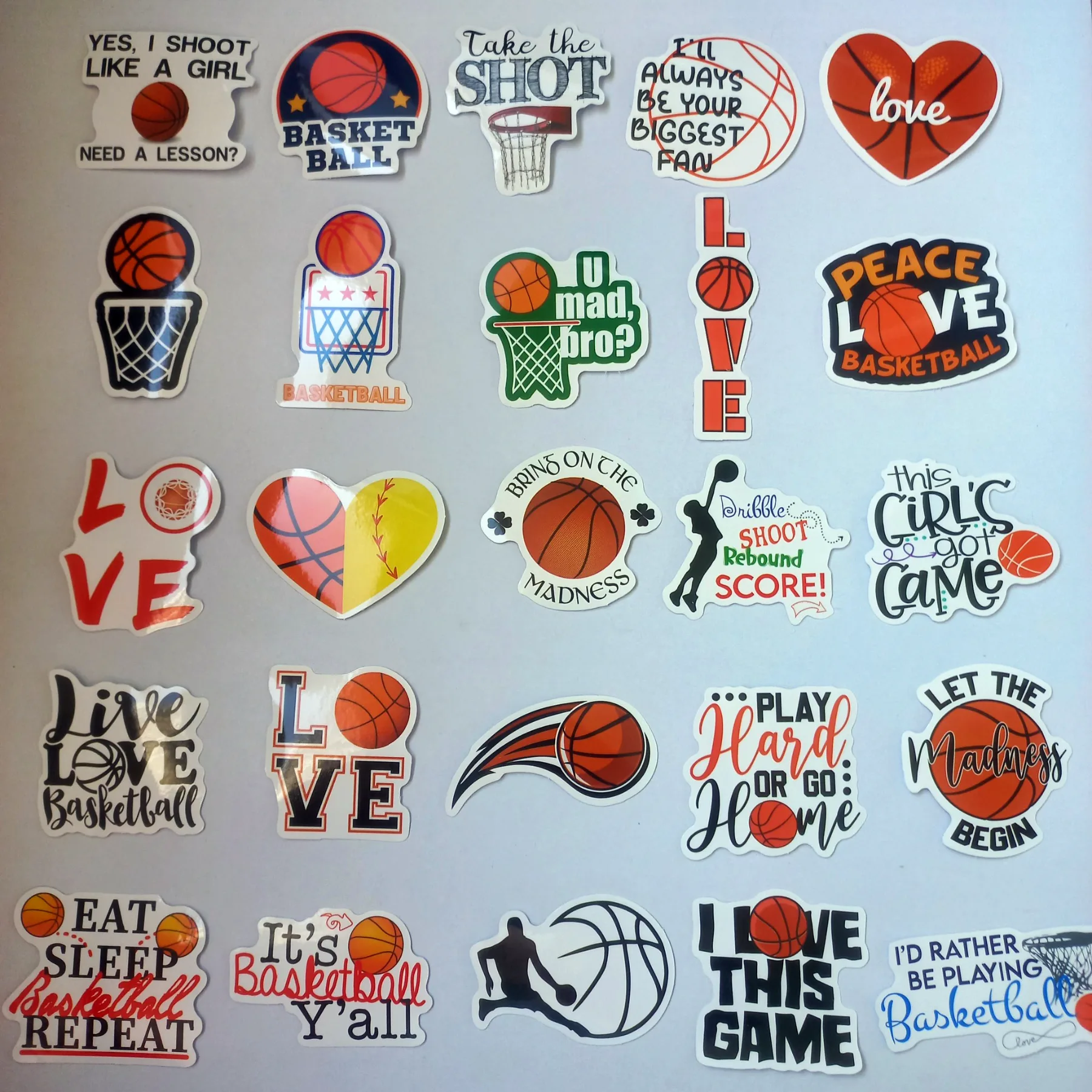 Colecție de stickere basketball cu mingi de baschet, jucători, simboluri sportive și texte motivaționale