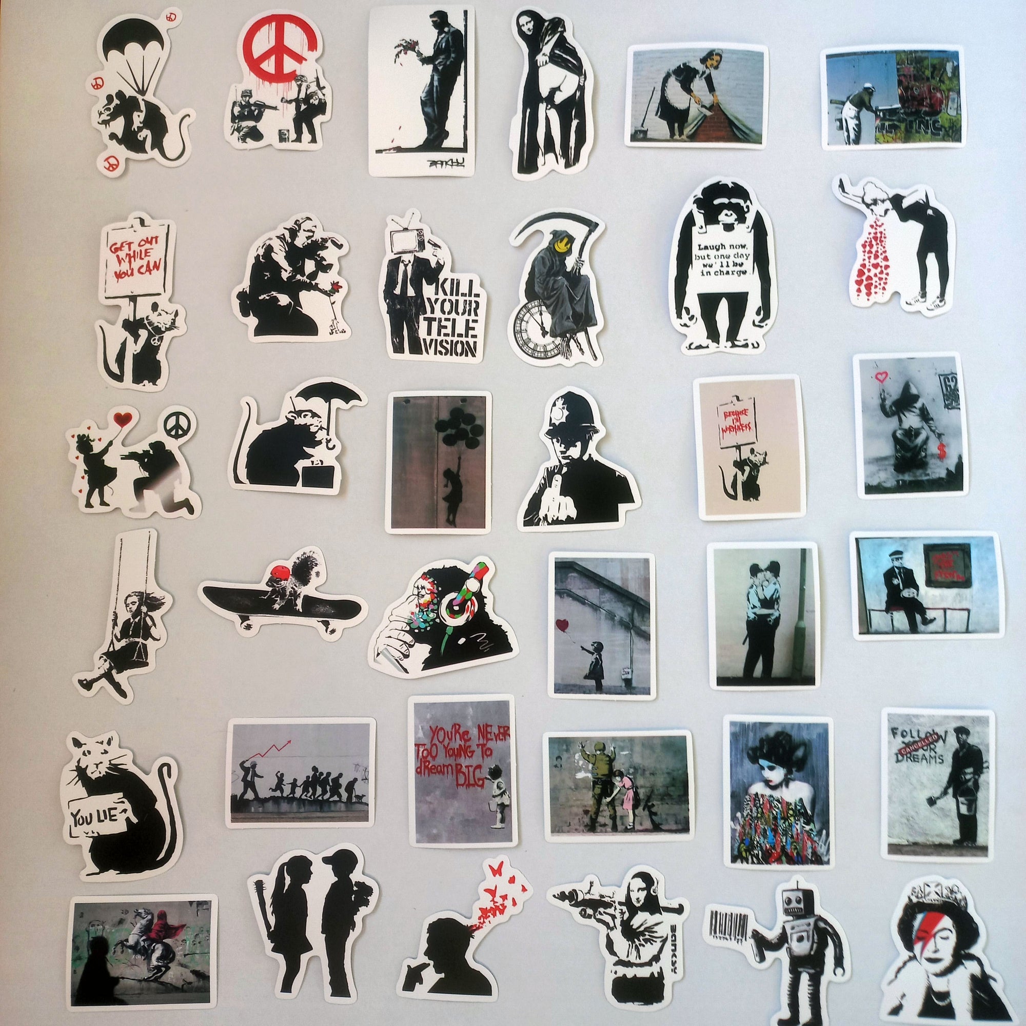 Pachet de 64 de stickere cu lucrări iconice Banksy, artă urbană și graffiti.