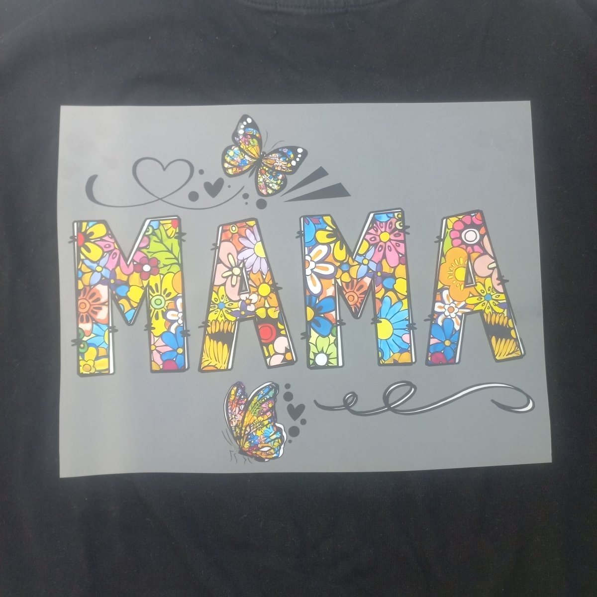 Sticker DTF „Mama la Muncă” – Design Respect pentru Mame - StickerJoy