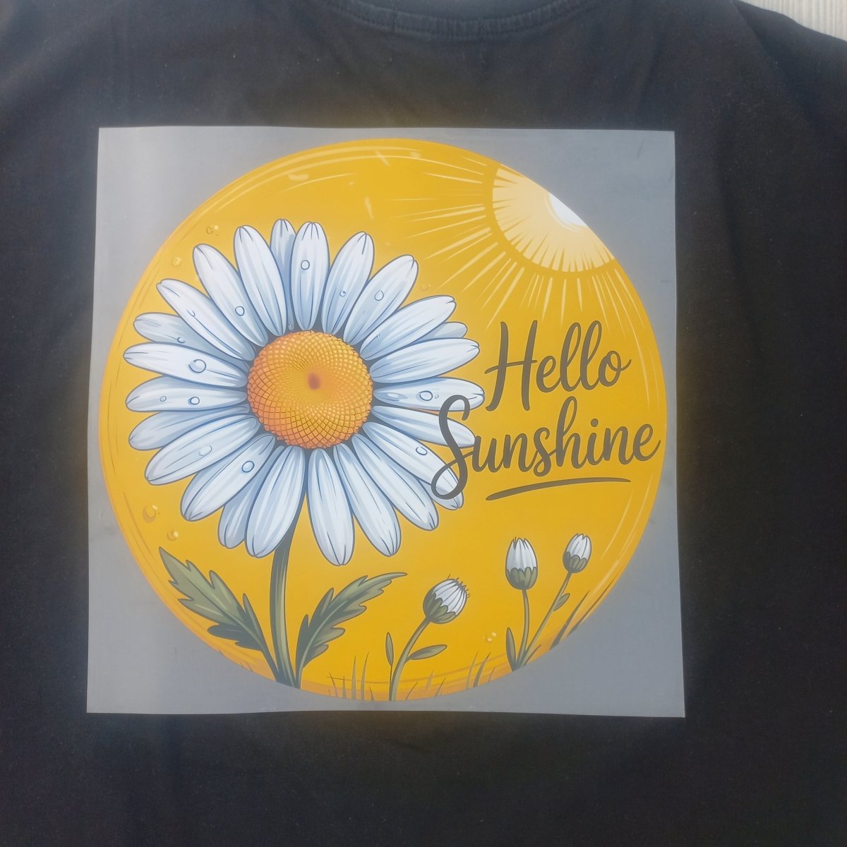Sticker DTF Hello Sunshine Daisy – Transfer Termic Floral pentru Haine - StickerJoy