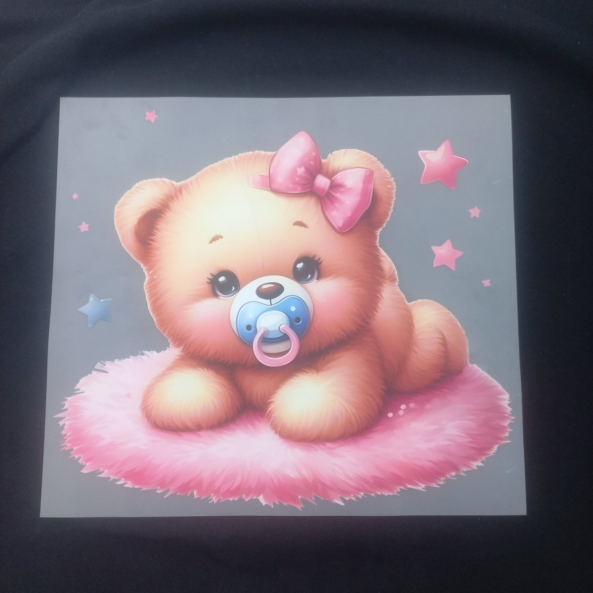 Sticker DTF Ursuleț Cute cu Fundiță – Transfer Termic pentru Haine - StickerJoy