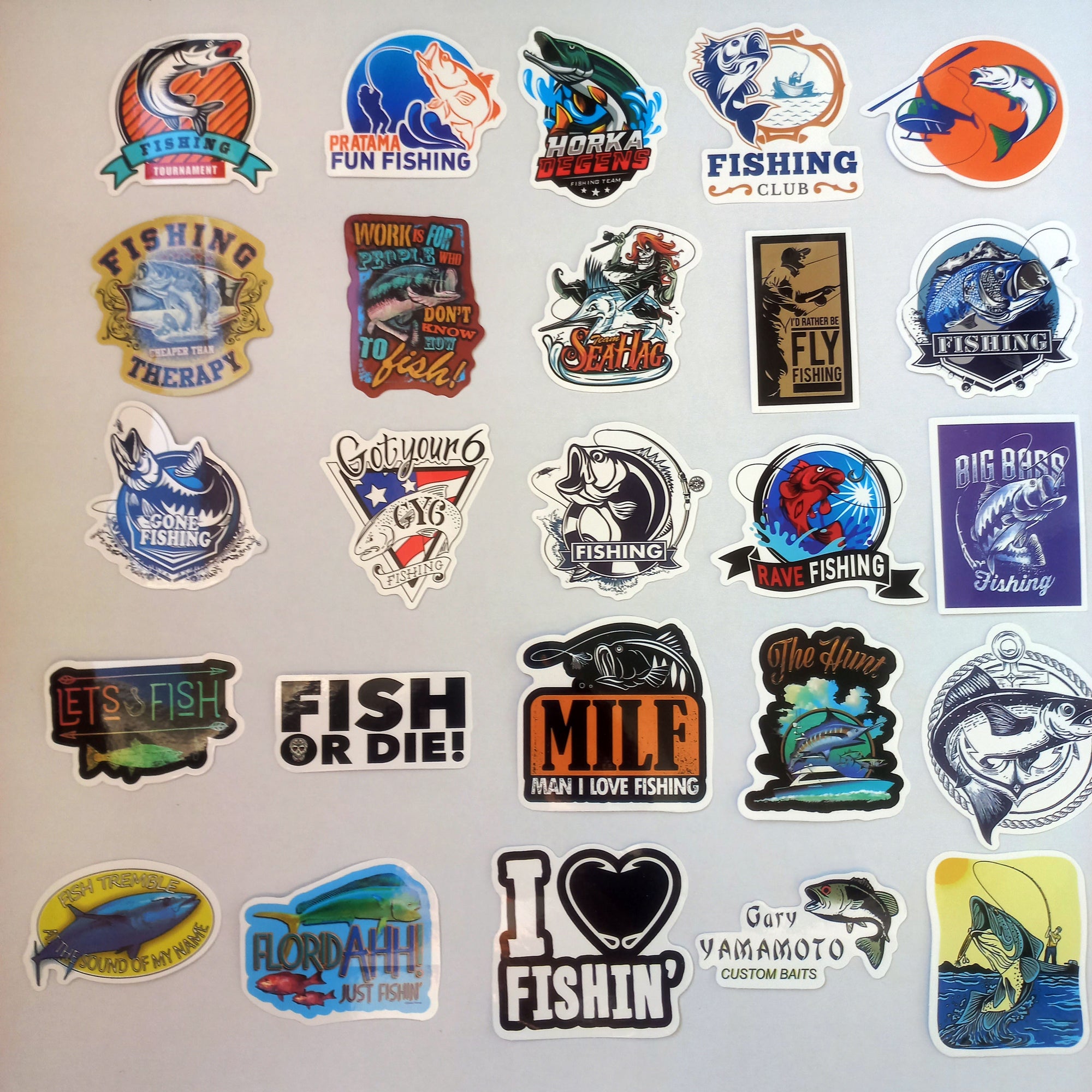 Stickere cu pești colorați, undițe și momente de pescuit în natură, ideale pentru pasionații de fishing.