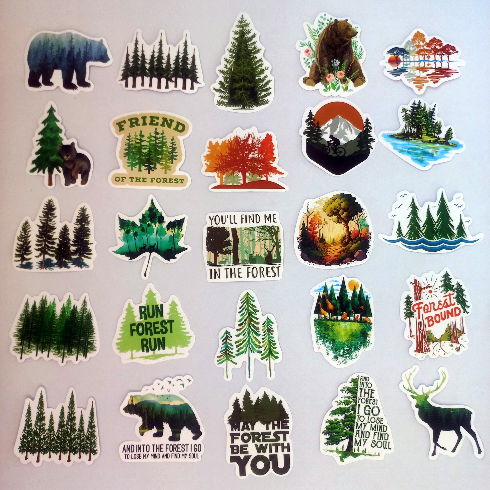 Set stickere cu arbori, munți, camping și viață sălbatică, rezistente și perfecte pentru iubitorii de natură.