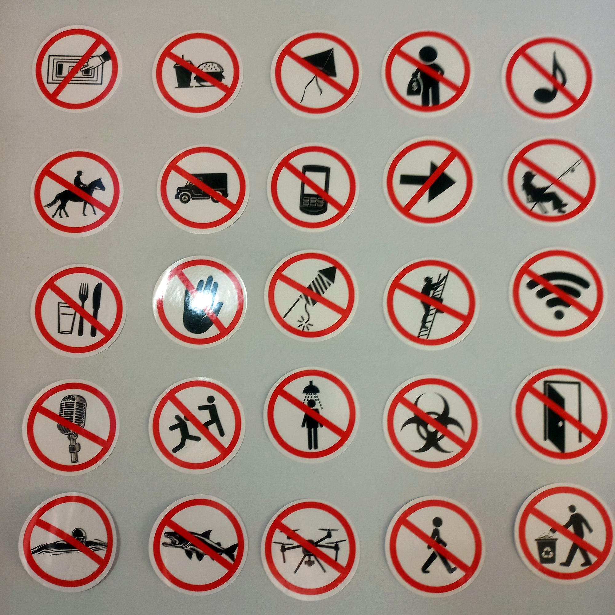 Stickere de avertizare și interdicție, vizibile și rezistente, ideale pentru spații publice și evenimente