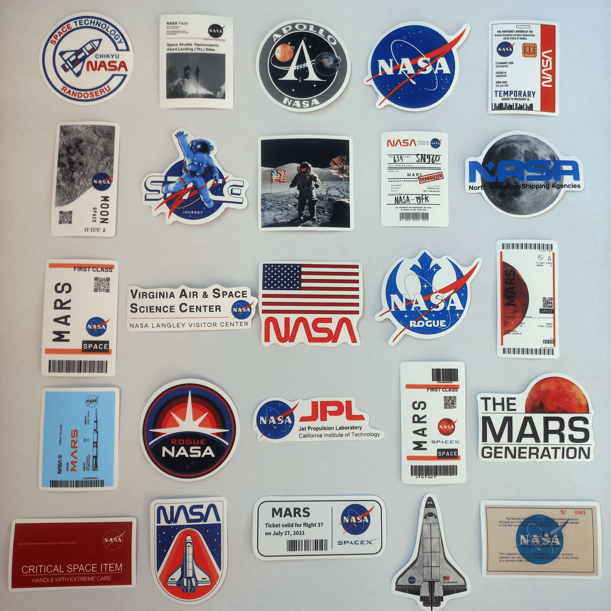 Pachet 50 Stickere NASA – Astronauți, Rachete, Marte, Lună și Logo - uri Spațiale - StickerJoy