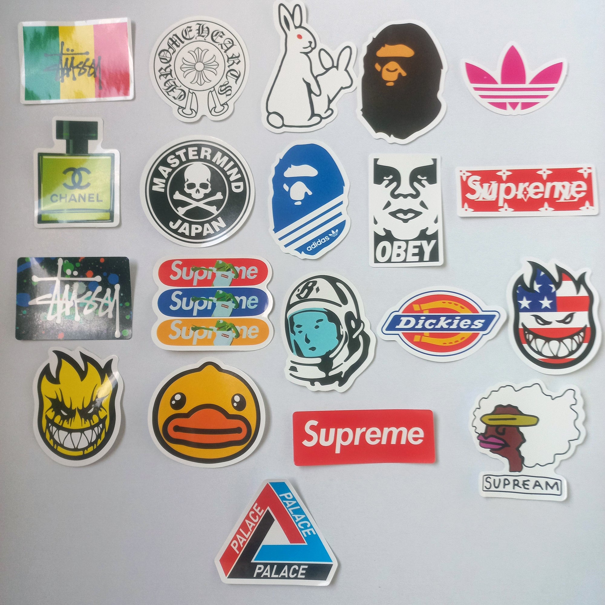 Stickere colorate cu logo-uri iconice și branduri internaționale – set complet
