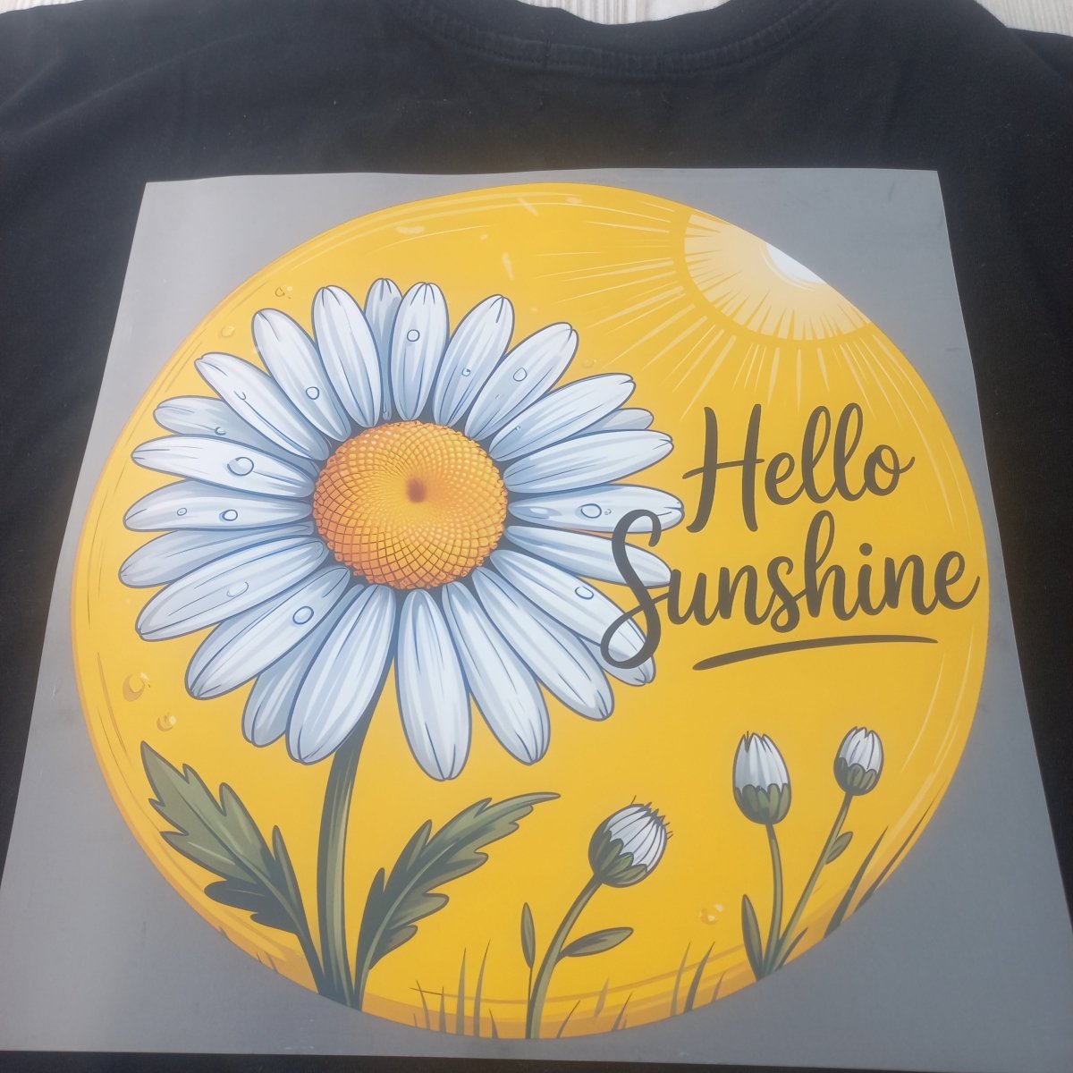 Sticker DTF Hello Sunshine Daisy – Transfer Termic Floral pentru Haine - StickerJoy
