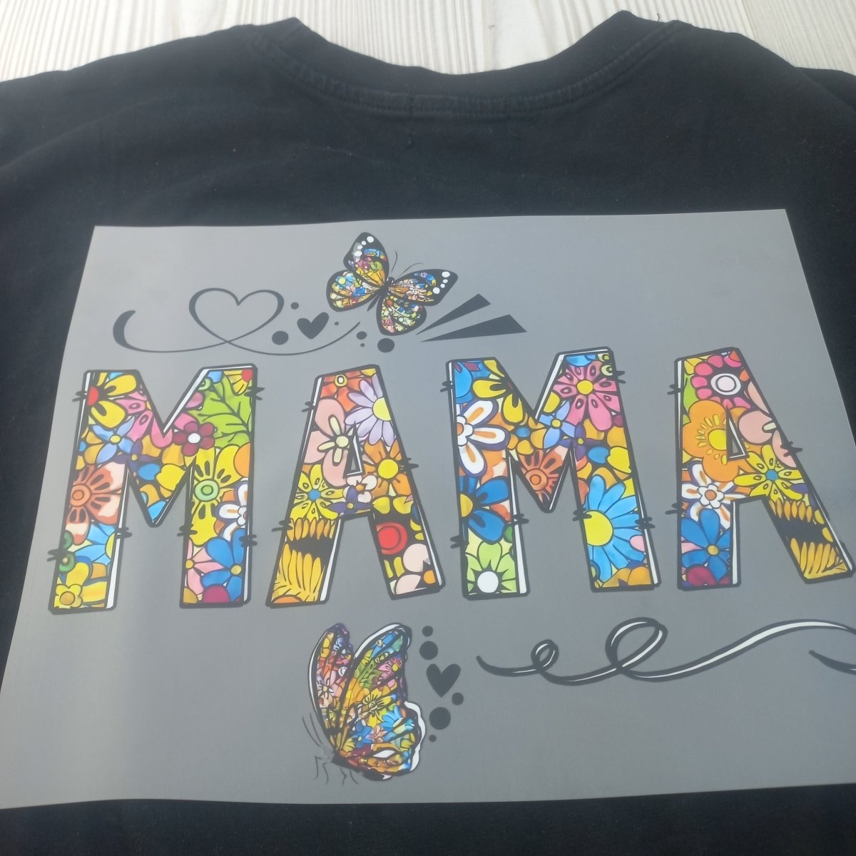 Sticker DTF „Mama la Muncă” – Design Respect pentru Mame - StickerJoy