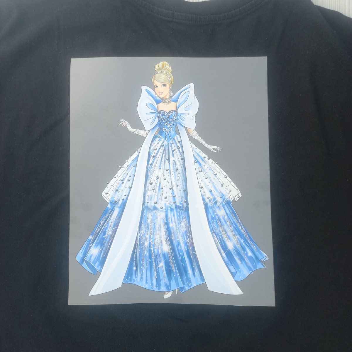 Sticker DTF Prințesă Albastră Elegantă – Transfer Termic pentru Haine Copii - StickerJoy