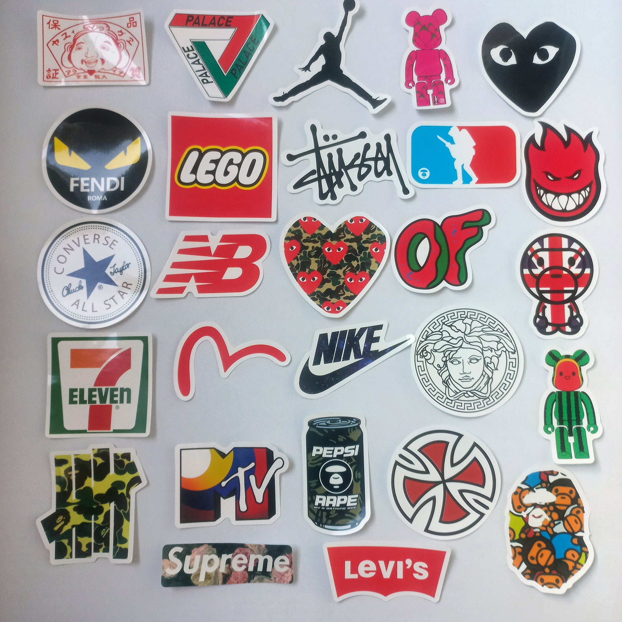 Stickere cu logo-uri populare din streetwear și lifestyle pentru laptop și skateboard