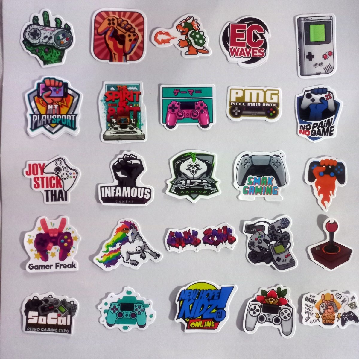 Pachet Stickere Gaming – 50 Stickere cu Console, Gamepad - uri și Tema Gamer - StickerJoy