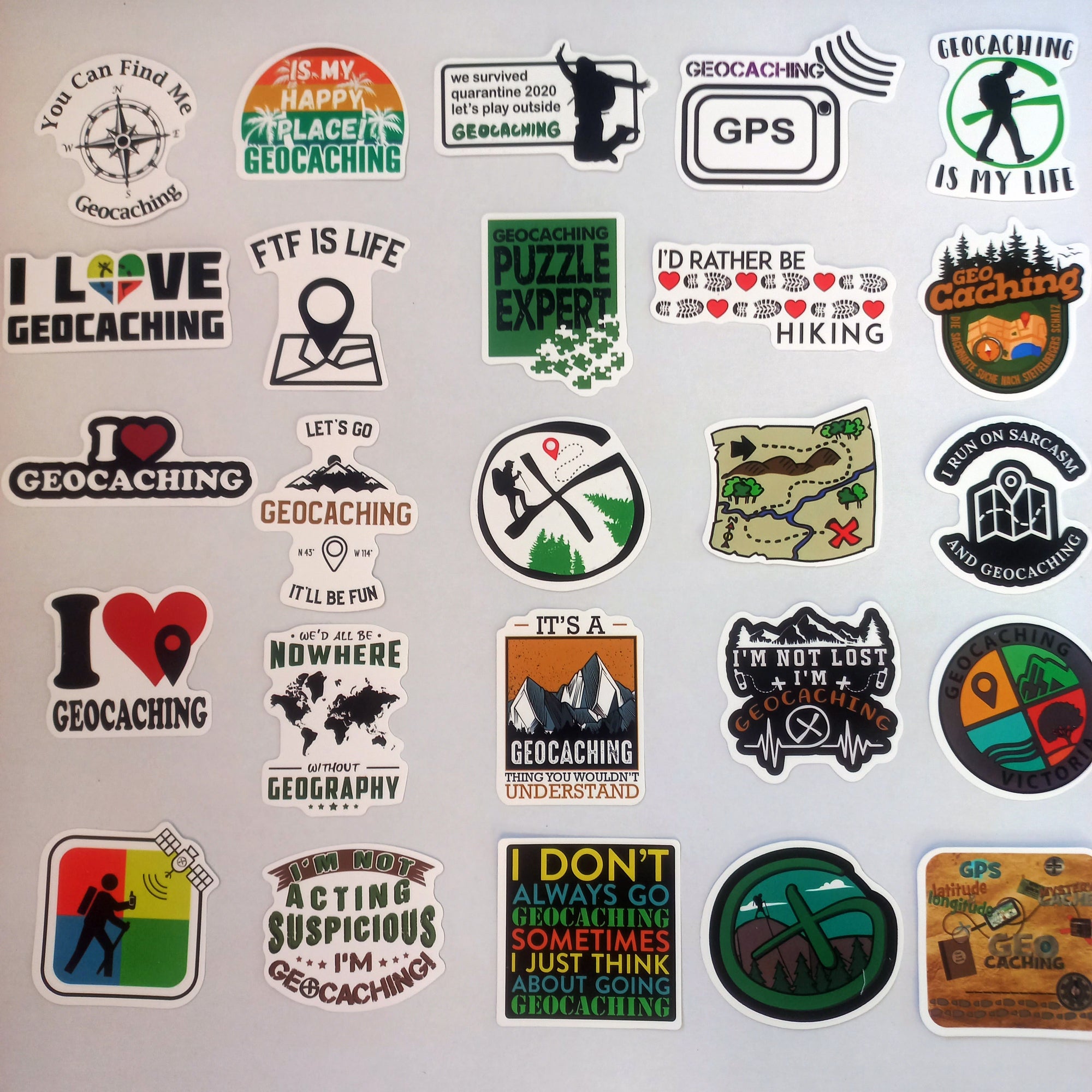 Set 50 stickere geocaching aplicate pe laptop, design outdoor și GPS