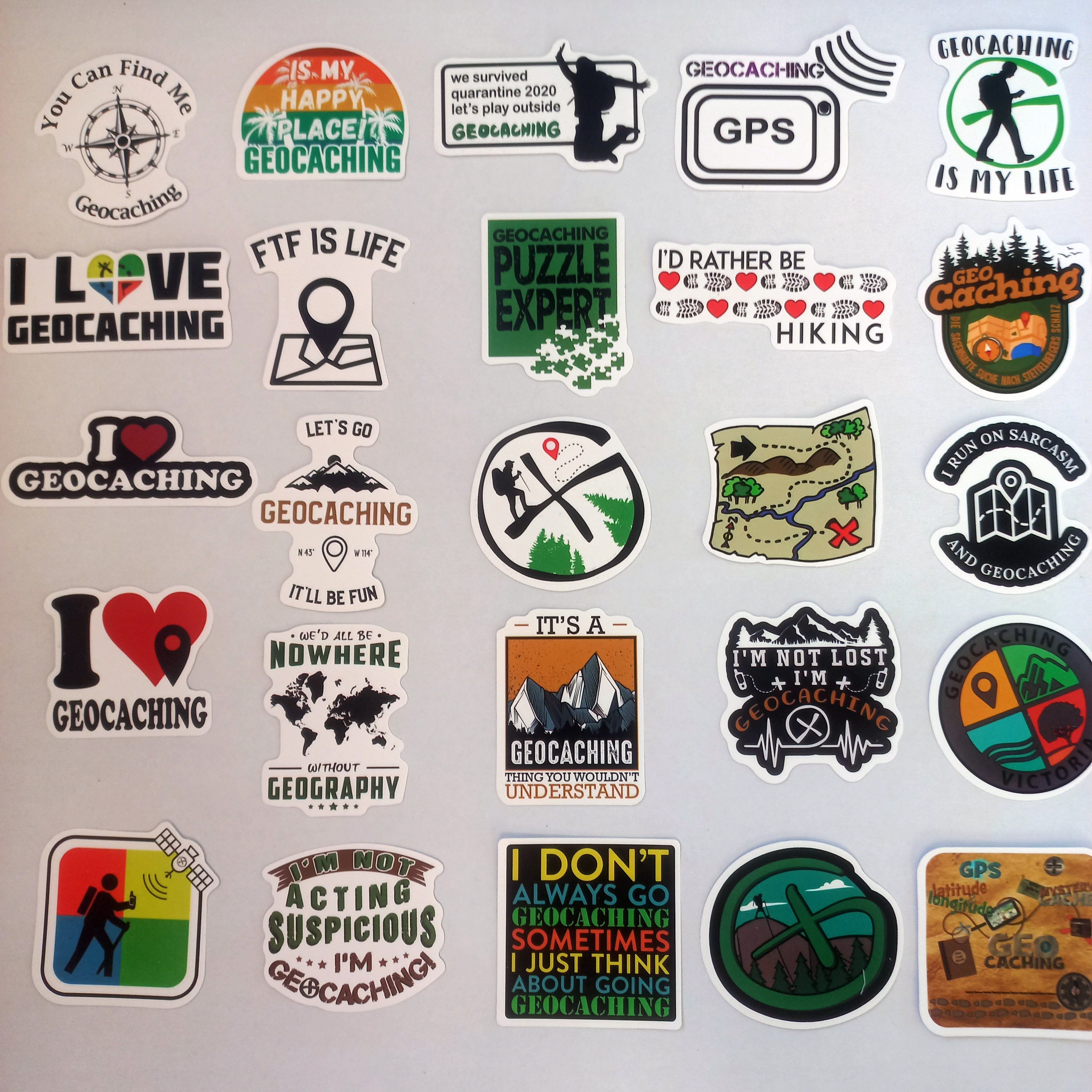 Set 50 stickere geocaching aplicate pe laptop, design outdoor și GPS