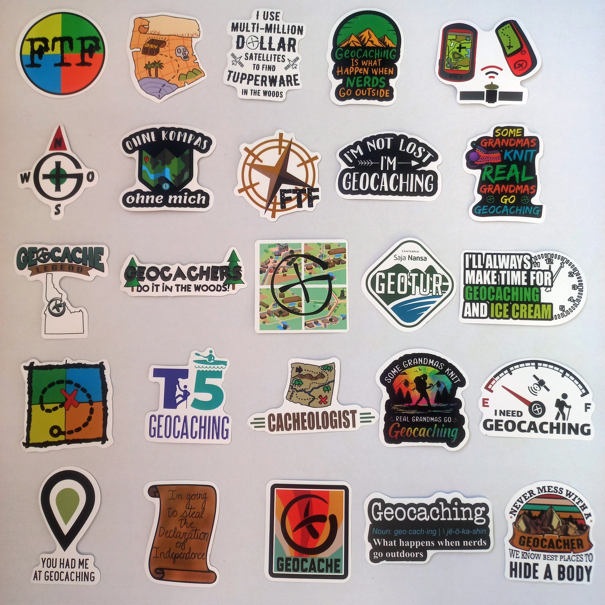 Stickere geocaching pe rucsac pentru aventură și explorare în natură