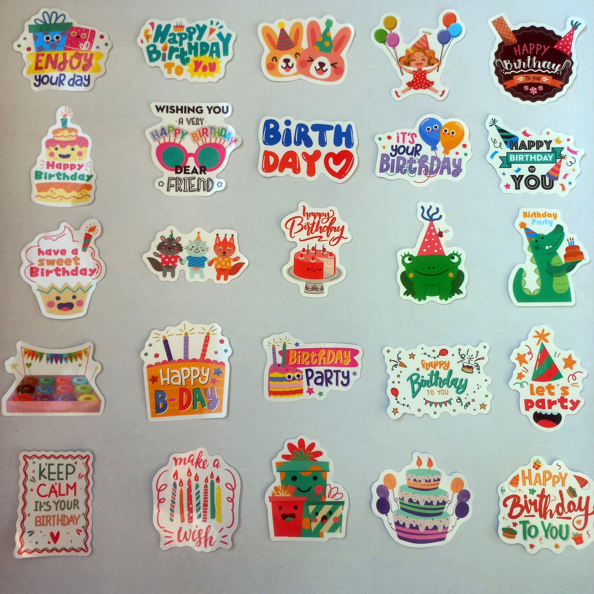 Pachet cu 50 de stickere Happy Birthday, colorate si haioase, ideale pentru cadouri, invitatii sau decoruri de petrecere.