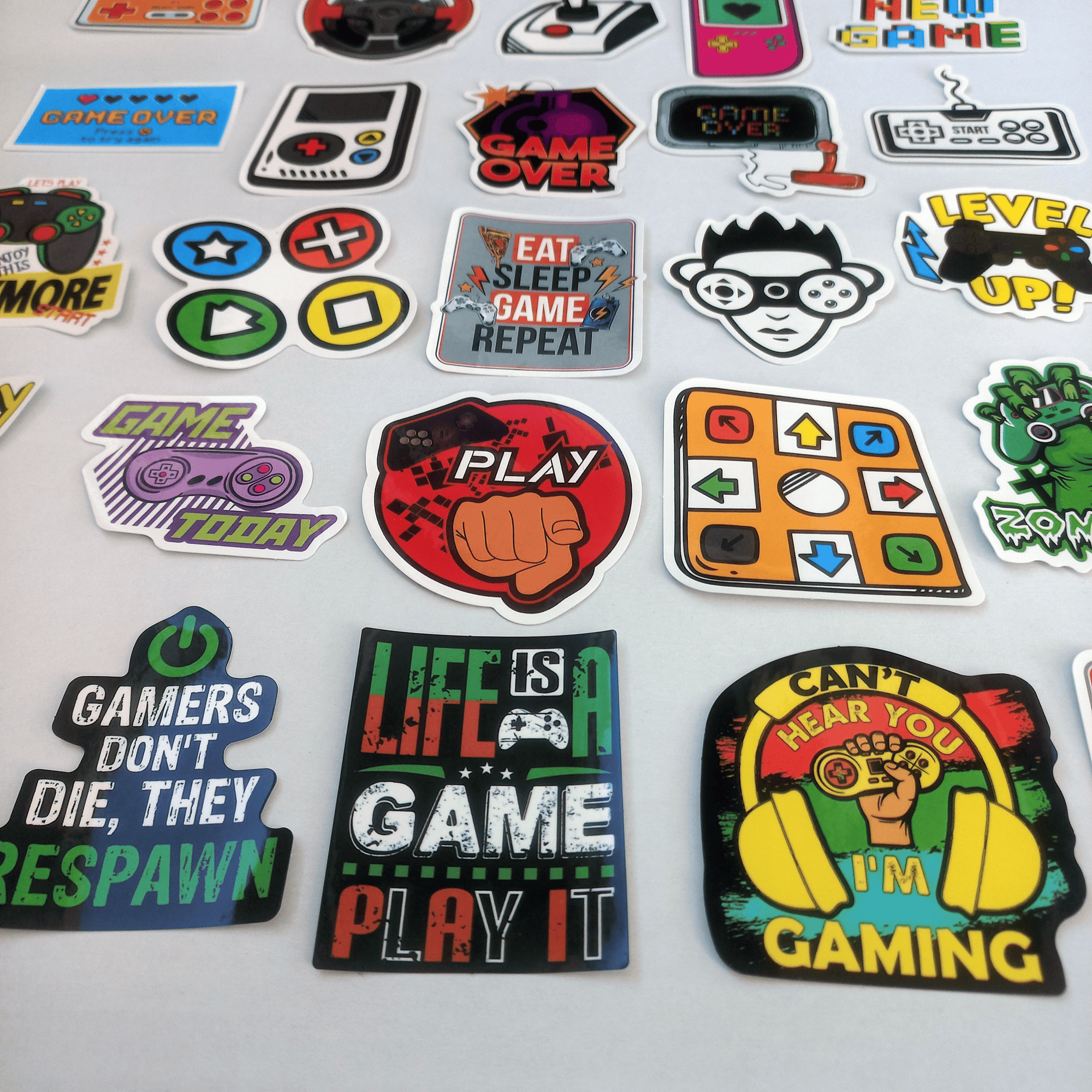 Stickere colorate cu tematică gaming retro – joystick-uri, controlere, personaje și mesaje amuzante pentru gameri.