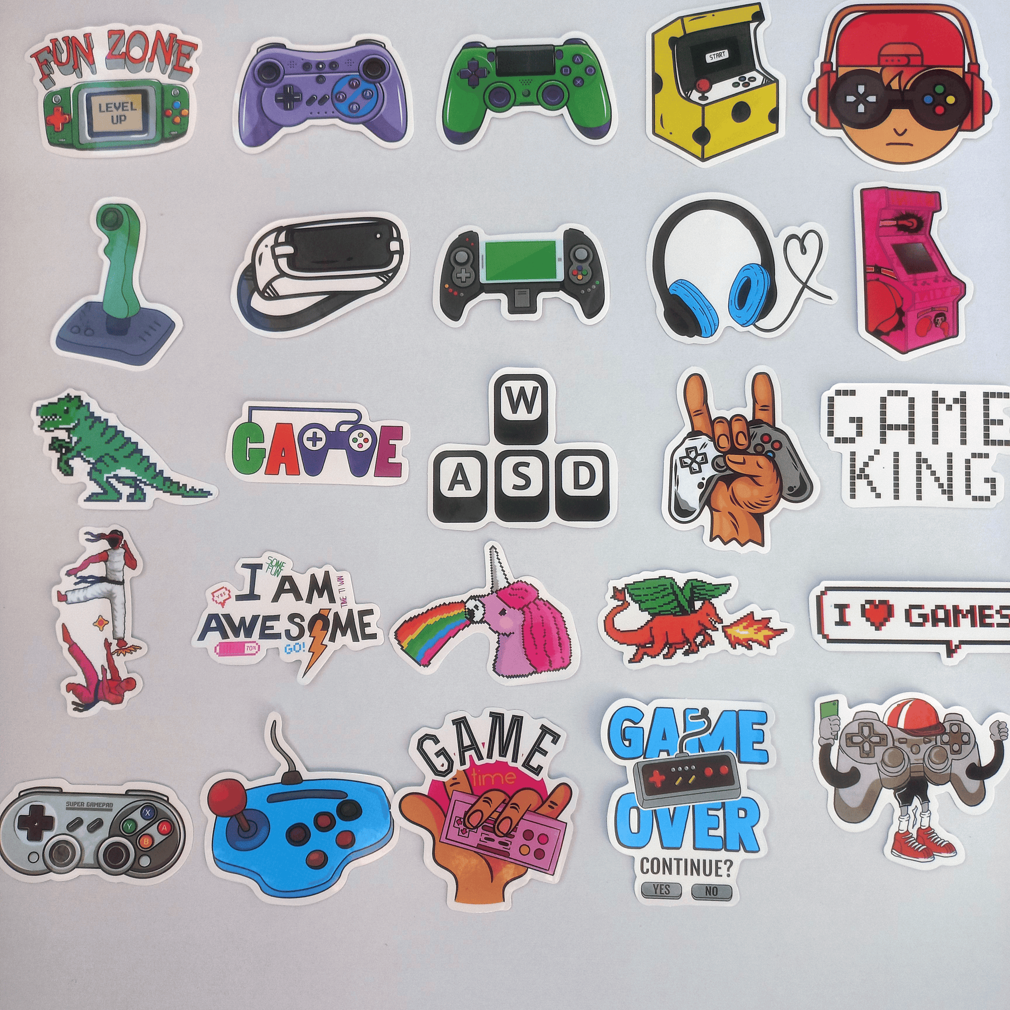 Stickere colorate cu tematică gaming retro – joystick-uri, controlere, personaje și mesaje amuzante pentru gameri.