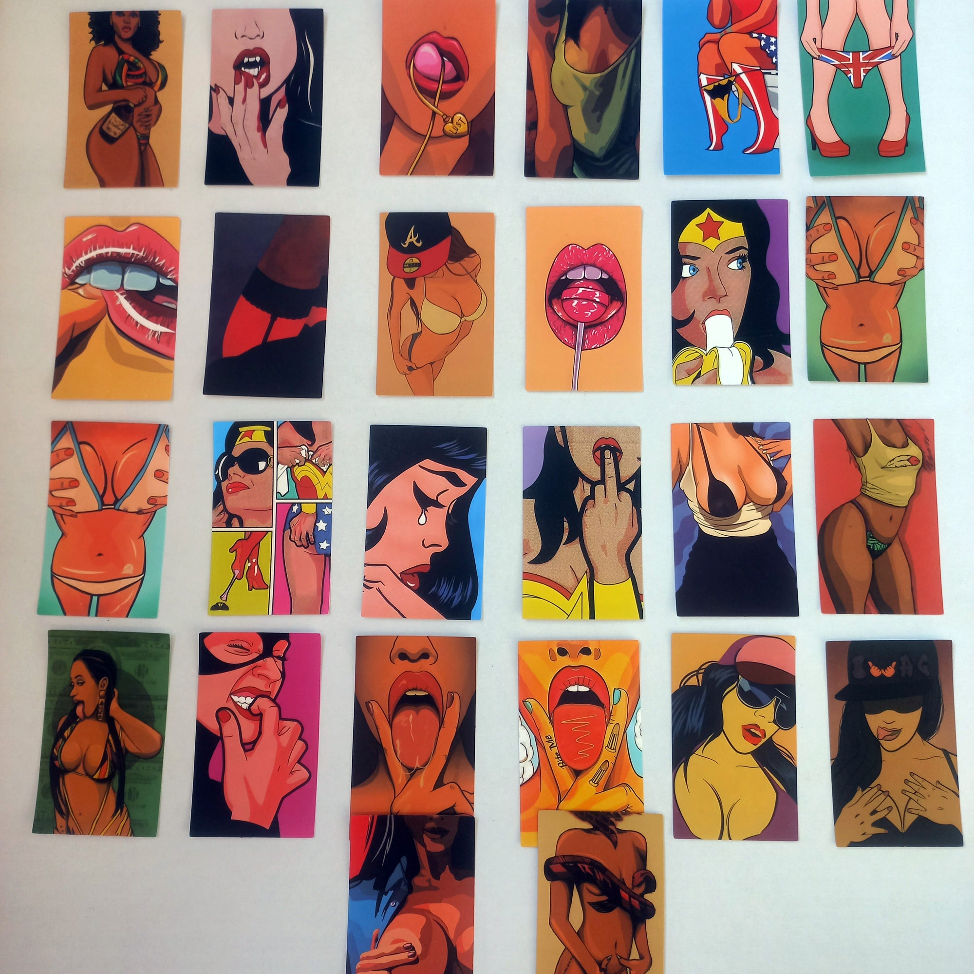 Pachet de 50 de stickere sexy cu ilustrații pop art – autocolante colorate cu fete în stil artistic.