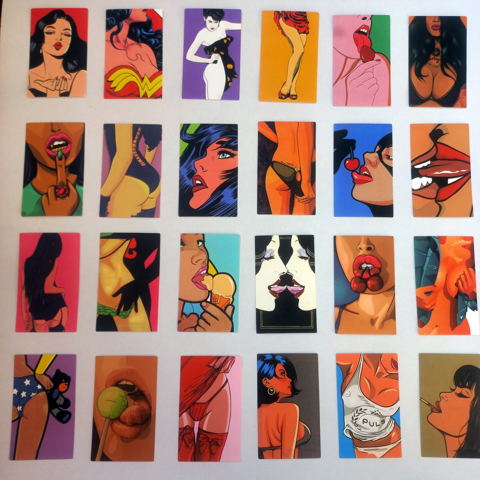 Pachet de 50 de stickere sexy cu ilustrații pop art – autocolante colorate cu fete în stil artistic, pentru laptop, agendă și alte obiecte.