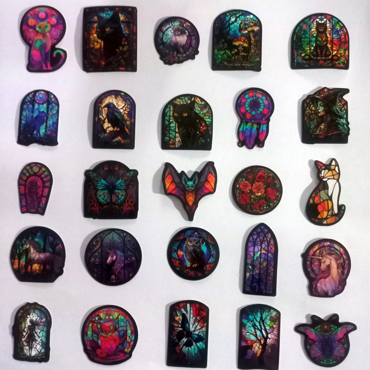 Pachet Stickere Stil Vitraliu – 50 Modele Magice și Colorate Tip Stained Glass - StickerJoy