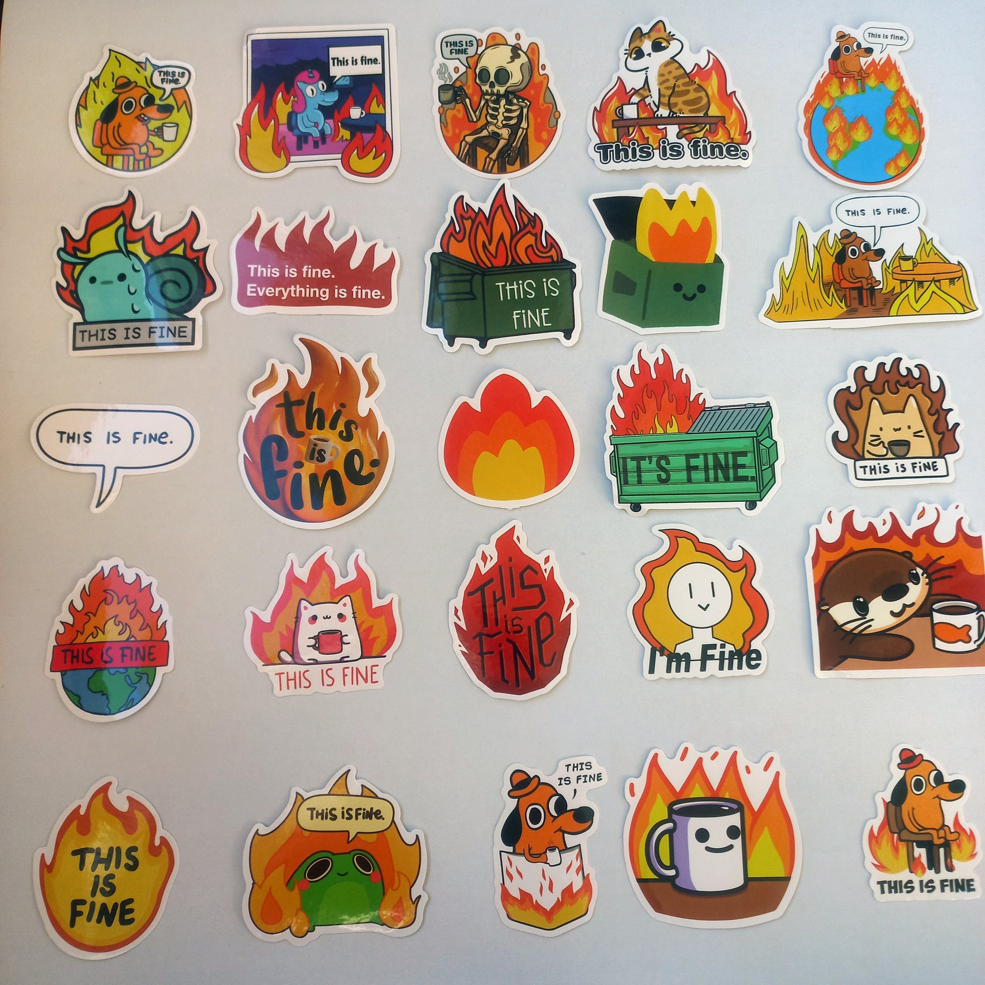 Pachet 50 stickere amuzante „This Is Fine” cu designuri colorate