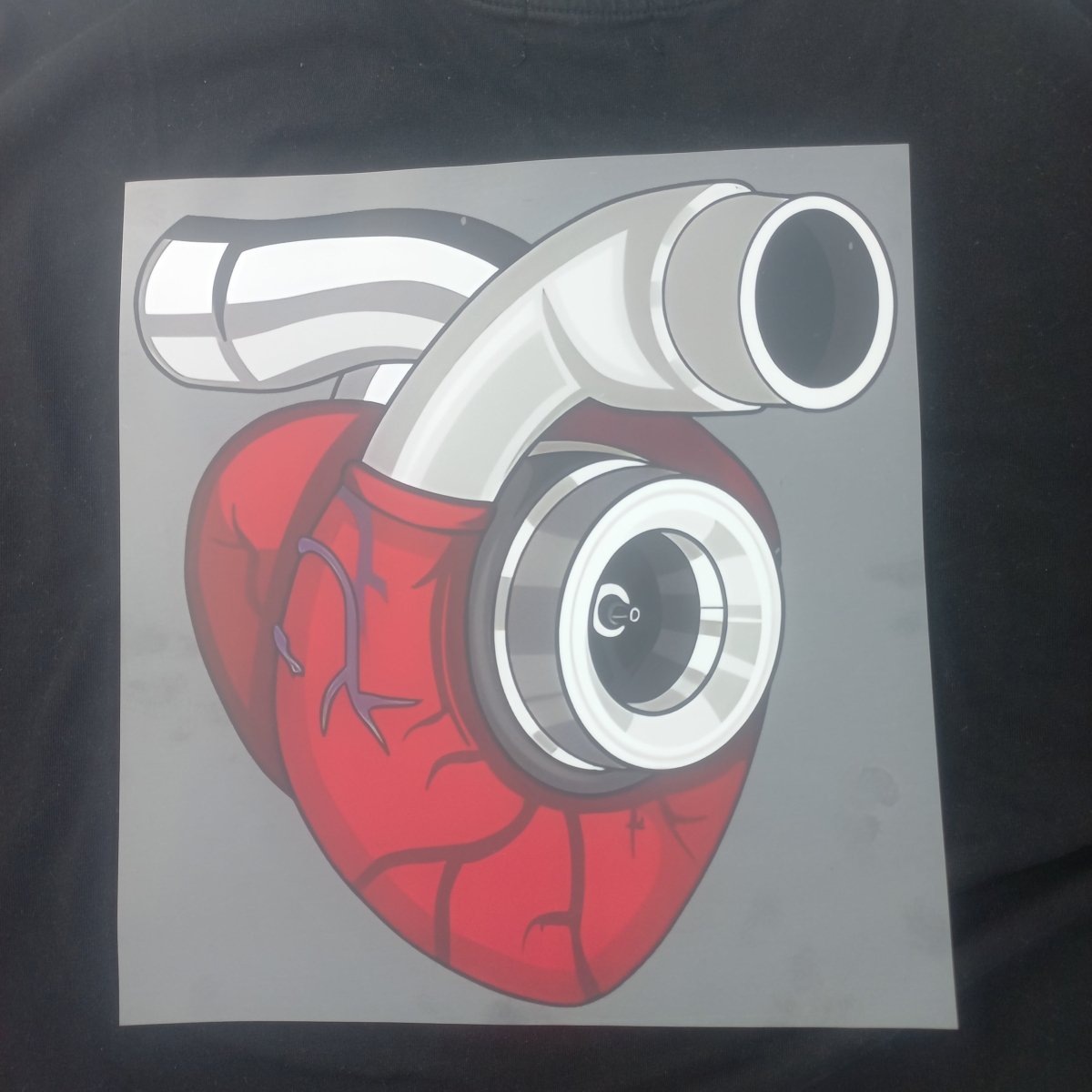 Sticker DTF „Turbo Heart” – Inimă cu Turbină, Design Auto Tuning - StickerJoy